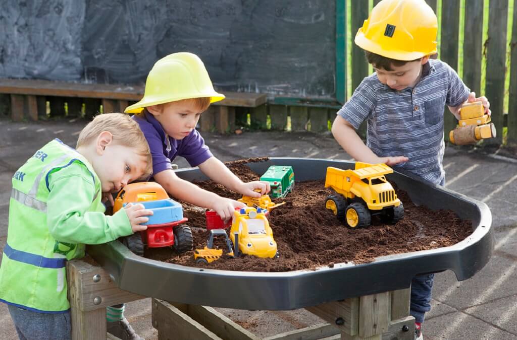 孩子們在戶外玩泥巴
