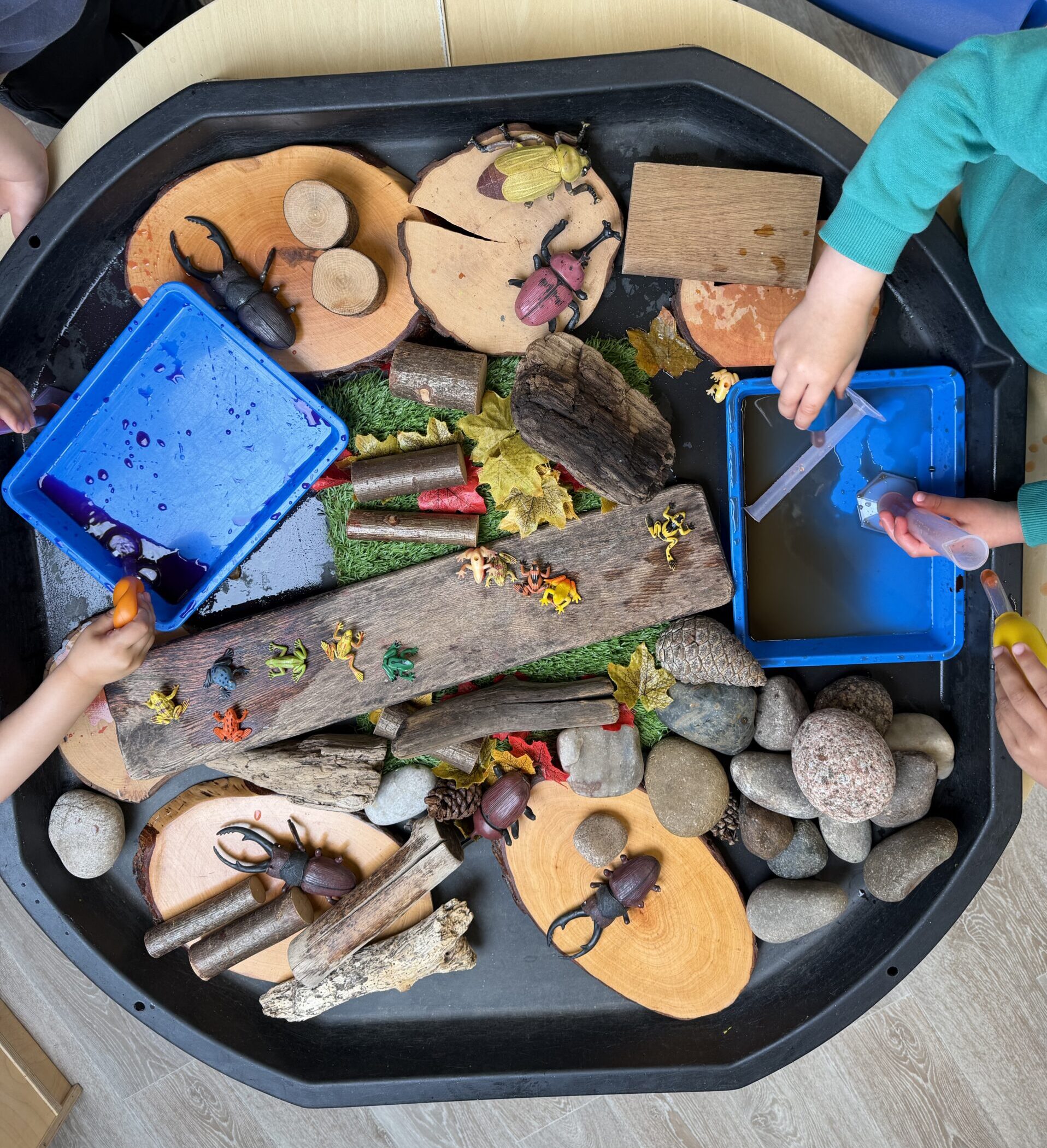 children playing with a tuff tray