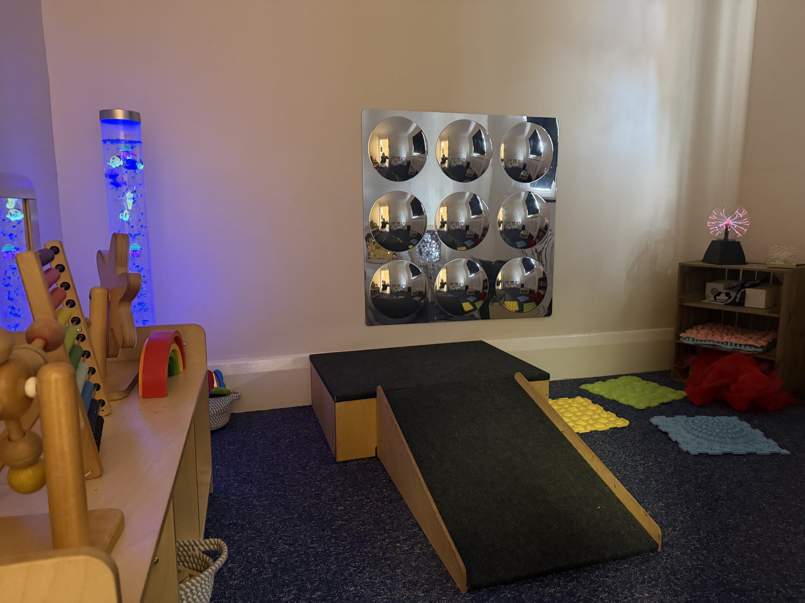 sala sensoryczna z mnóstwem różnych aktywności, które pozwolą dzieciom się zrelaksować