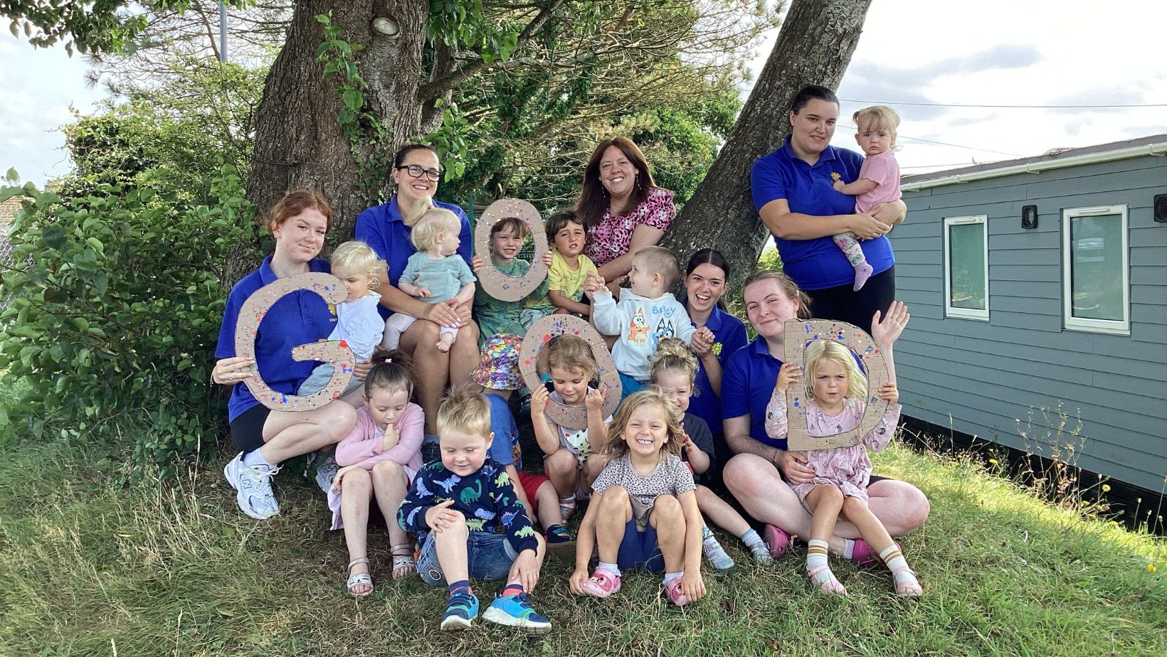 plant a staff yn dathlu canlyniad da Estyn gyda'i gilydd!