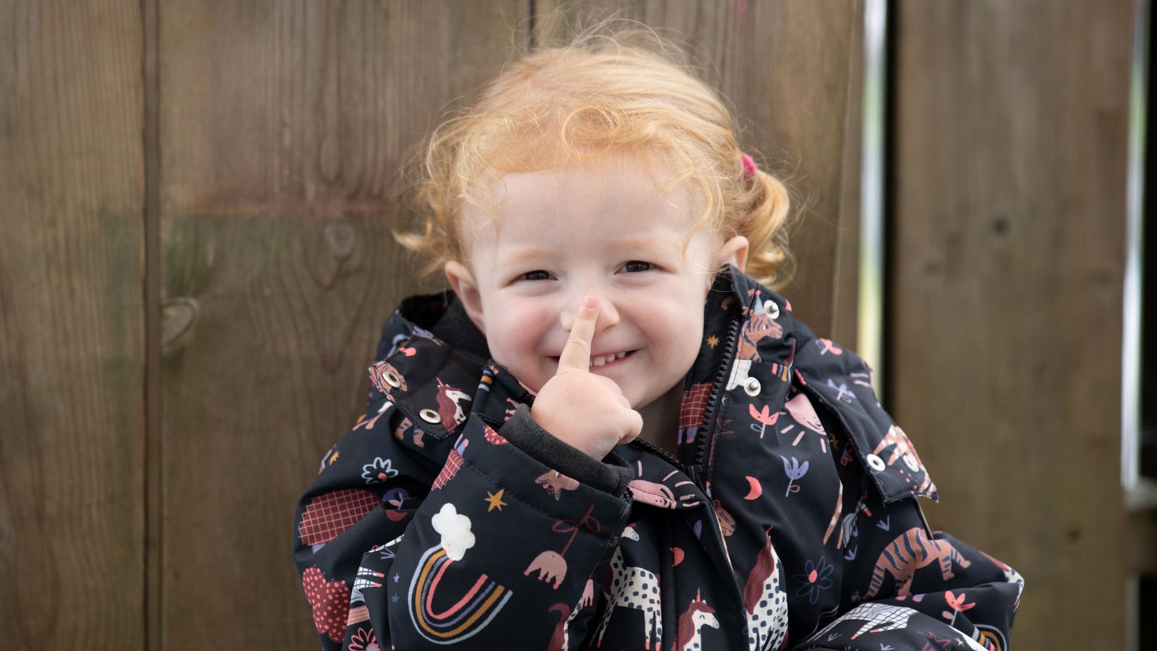 Eisteddodd plentyn yn ddigywilydd gyda'i bys ar ei thrwyn